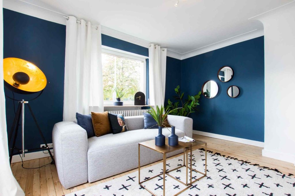 Heike Uhlemann – deine Home Staging Expertin. Auf dem Foto ist ein Beispiel eines Home Stagings zu sehen, bei dem eine warme Wandfarbe genutzt wurde, um den Raum optisch zu verkleinern.