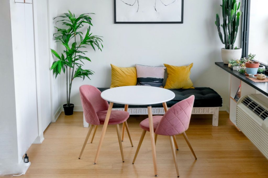 Heike Uhlemann – deine Home Staging Expertin. Auf dem Foto ist ein Beispiel eines Farb-Mix zusehen, auf dem Stühle und Kissen miteinander kombiniert wurden.