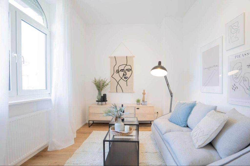 Heike Uhlemann – Deine Home Staging Expertin. Auf dem Foto ist eine wunderschön eingerichtete Wohnung im Skandi Stil zu sehen.