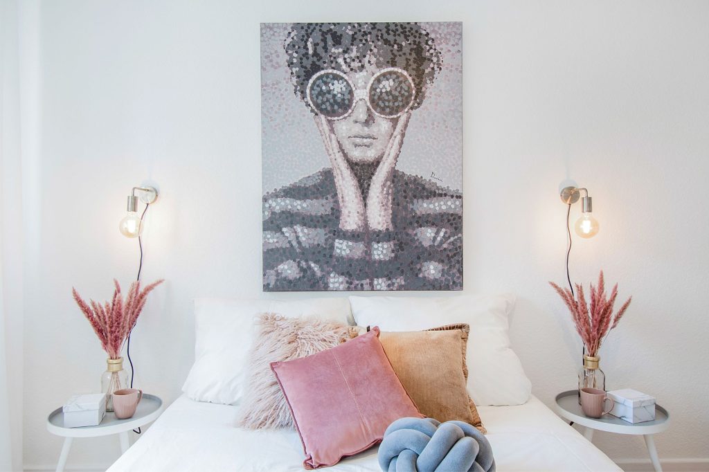 Heike Uhlemann – Deine Home Staging Expertin. Auf dem Foto ist ein Bett mit Kissen in Pastellfarben zu sehen. Perfekt für einen Blickfang im Frühling.