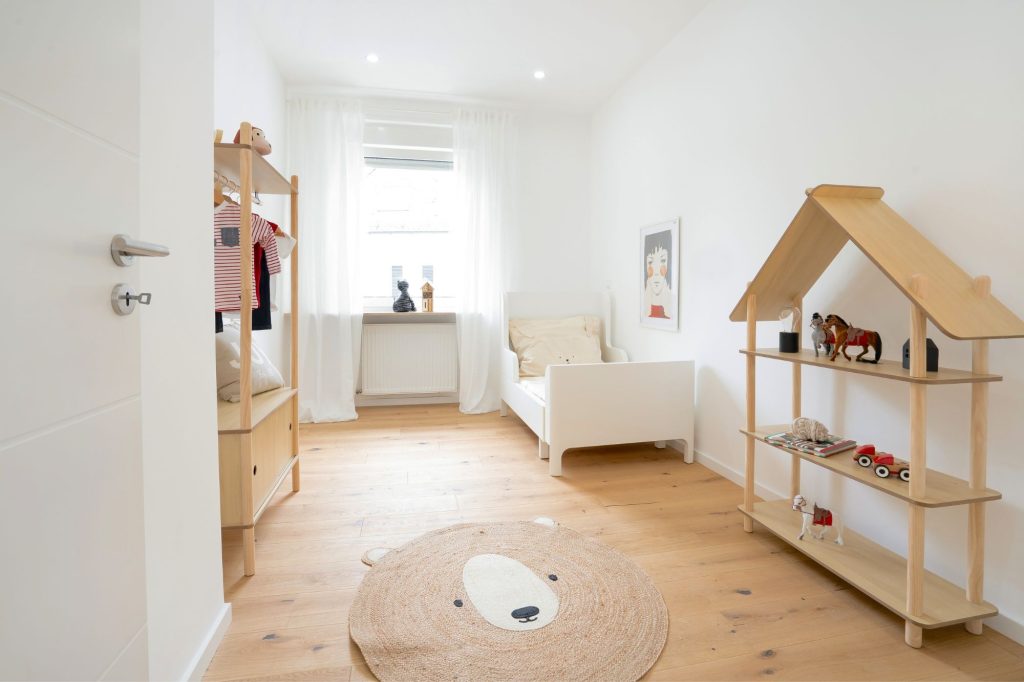 Heike Uhlemann – Deine Home Staging Expertin. Auf dem Foto ist ein Beispiel für ein Staging eines Extrazimmers zu sehen, dass sich an die Zielgruppe junges Paar mit Kind richtet.