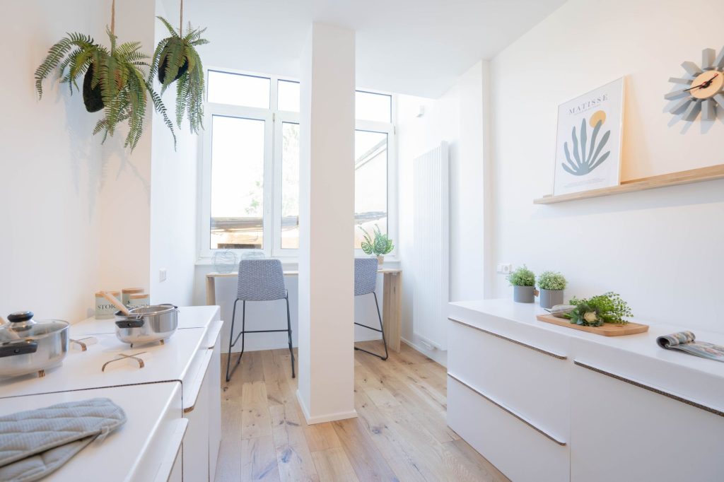 Heike Uhlemann – Deine Home Staging Expertin. Auf dem Foto ist ein Beispiel für ein gelungenes Home Staging in einer Küche zu sehen.